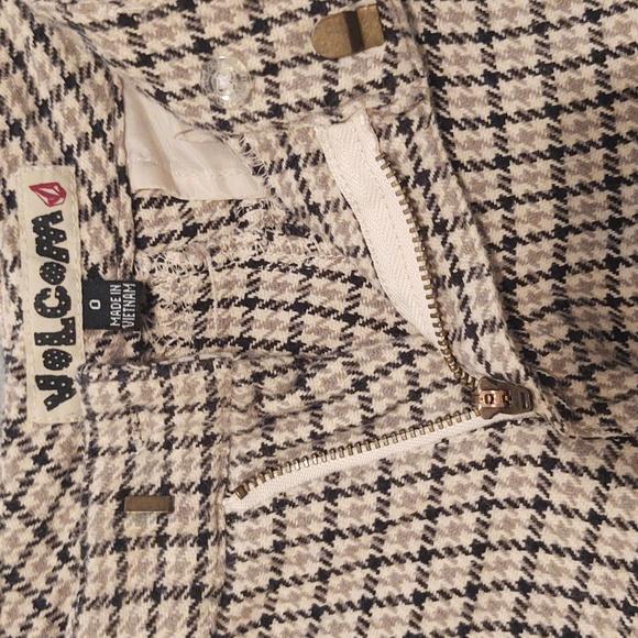 Volcom Shorts - Picture 4 of 5